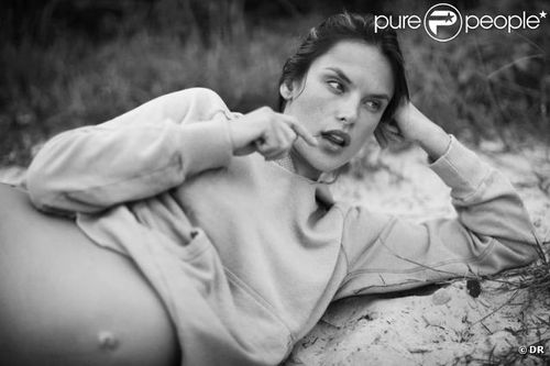 Жирэмсэн Амбросио сэтгүүлийн нүүрийг чимн